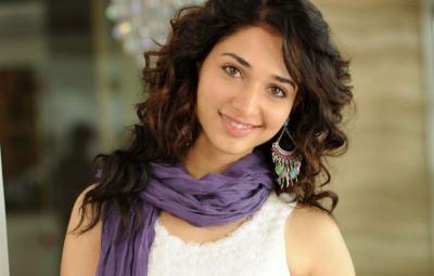 tamannah-poses-with-her-girl-squad-in-gym