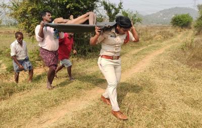 female-police-officer-carrying-unidentified-body-on-shoulder-a-wonderful-movement-in-andhra-pradesh
