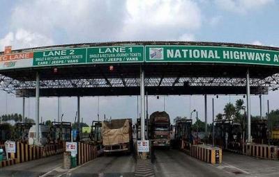 vazhappadi-tollgate-employees-strike-free-passing-vehicles