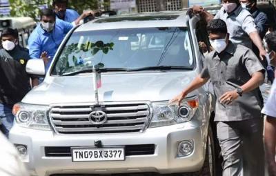 whether-sasikala-and-her-supporters-can-use-admk-flag