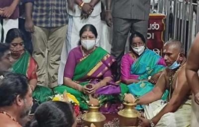 will-sasikala-aanmiga-arasiyal-defeat-eps-and-ops