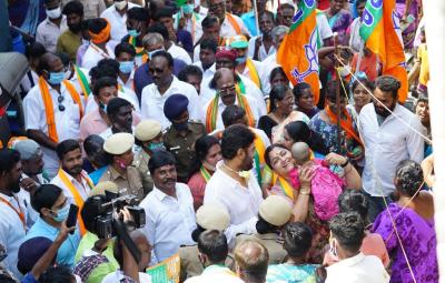 after-dmk-vulgar-speeches-kushboo-gets-supports-from-women