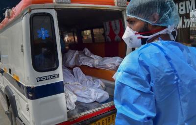 maharashtra-bodies-of-22-covid-19-victims-stuffed-in-one-ambulance
