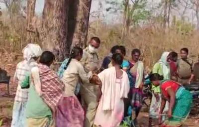 public-tied-officers-to-trees-and-beaten-shocking-incident