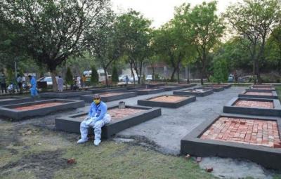 temporary-crematoriums-in-the-parking-lot-a-continuing-tragedy-in-the-capital-delhi