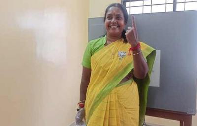 vanathi-srinivasan-came-polling-station-with-lotus-symbol