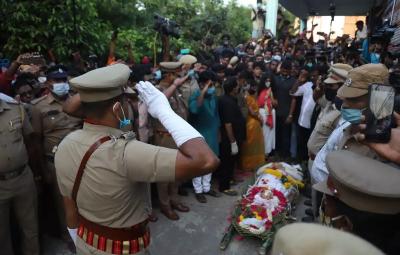 actor-vivek-body-cremated-with-police-respect