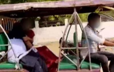 woman-in-an-auto-rickshaw-carried-the-body-of-her-corona-dead-husband-in-uttar-pradesh