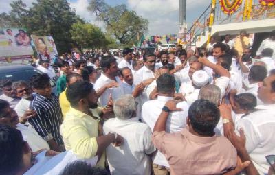 jayalalithaa-s-statue-garlanded-in-nellai-aiadmk-executives-scolded-her-with-obscene-words