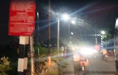 unclosed-railway-gate-motorists-startled-by-speeding-train