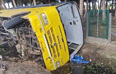 school-vehicle-overturns-in-canal-near-raviputhur-students-fortunately-survive