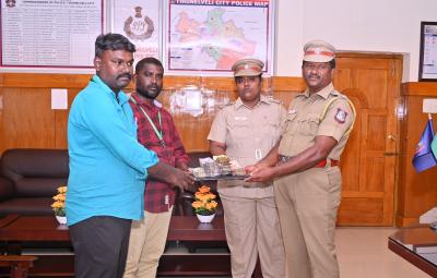 the-si-handed-over-rs-1-50-lakh-in-cash-and-a-laptop-lying-abandoned-at-the-nellai-bus-stand