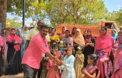 valliyur-parents-came-to-school-with-assorted-items-teachers-welcomed-them-with-roses