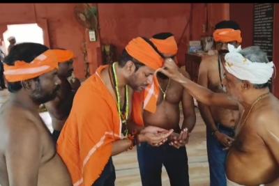 Actor-Vishal-wears-a-turban-and-offers-darshan-to-Lord-Shiva-at-Samithopp
