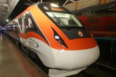 India-s-first-sleeper-train-Vande-Bharat-Runs-between-Lucknow-and-Mumbai