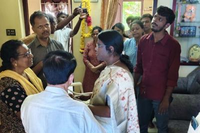 Kanyakumari-Collector-consoles-Johnson-s-family-who-died-saving-two-students-in-Thamirabarani-river