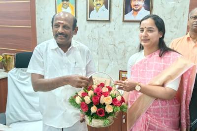 nellai-meyor-welcomes-new-commissoner-with-halwa