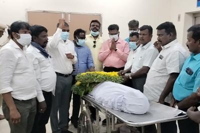 thirumavalavan-pays-tribute-to-kavins-body-at-the-government-medical-college-hospital