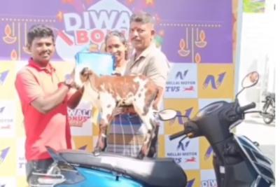 farmer-comes-to-buy-bike-with-affectionate-lamb-in-nellai