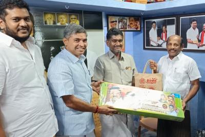 diwaly-gift-to-nellai-meyor