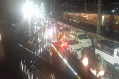 traffic-congestion-due-to-vehicles-parked-on-junction-railway-peedar-road-due-to-flood-fears