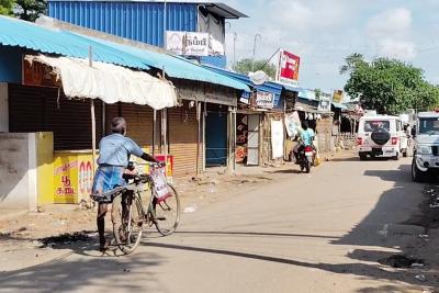 police-filing-false-cases-against-youths-belongs-to-vallandu-villege