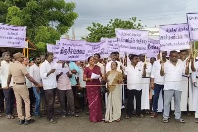 protest-against-thoothukudi-nazareth-thirumandala-election-officer-jayamani