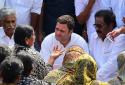 Rahul Gandhi met the victims of the cyclone oki
