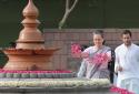 Sonia, Rahul respects Rajiv Gandhi Memorial