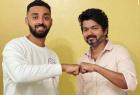 varun-chakravarthy-meets-thalapathy-vijay
