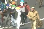 police-rescued-by-protesters-at-delhi