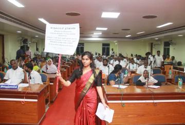 don-t-waste-28-crores-mdmk-councilor-creates-stir-in-tirunelveli-corporation-building