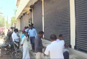 officials-seal-off-commercial-complex-built-without-permission-in-melapalayam