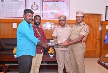 the-si-handed-over-rs-1-50-lakh-in-cash-and-a-laptop-lying-abandoned-at-the-nellai-bus-stand
