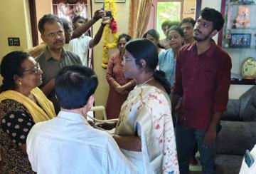 Kanyakumari-Collector-consoles-Johnson-s-family-who-died-saving-two-students-in-Thamirabarani-river