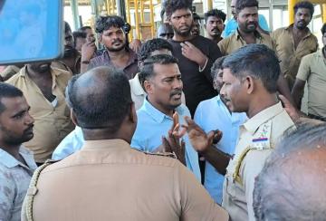 Thoothukudi-Toll-gate-fee-collection-in-violation-of-court-order-Lorry-owners-protest