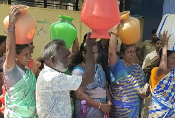 Pathiniparai-women-protest-in-Nellai-Collectorate-with-empty-pots