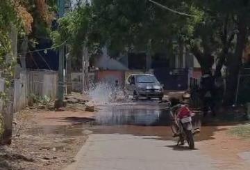 Water-pipe-suddenly-broke-Water-wasted-in-nellai