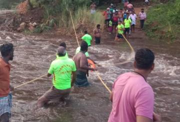 13-people-rescued-safely-after-flash-floods-in-thirukuruungudi-hills