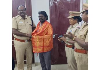 railway-gatekeeper-hands-over-rs-1-lakh-to-police-lying-on-the-road-in-nellai