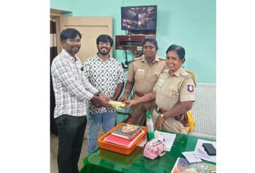 1-lakh-cash-Handed-over-to-the-person-who-missed-it-bty-nellai-police