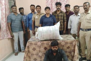 A-youth-from-Muininjipatti-was-arrested-with-22-kg-of-ganja-in-Thoothukudi
