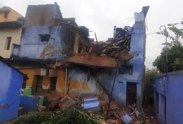 heavy-rains-cause-50-year-old-house-to-collapse-in-nellai-town