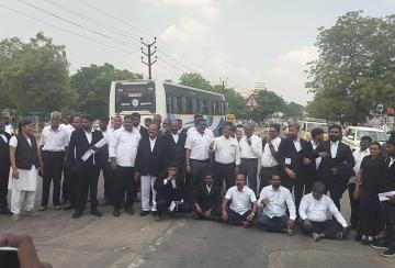 Tirunelveli-Lawyers-protest-near-court