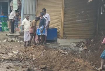 the-trader-dug-a-hole-in-the-palayankottai-old-market