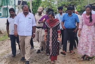 Thoothukudi-Mayor-inspects-work-to-repair-damaged-roads-in-PND-Colony