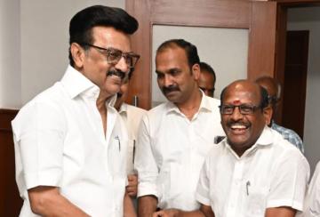 Nellai-Mayor-gifted-Halwa-to-TN-cm-stalin