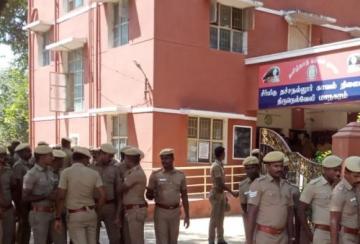 nellai-petrol-bomb-thrown-at-thachanallur-police-station