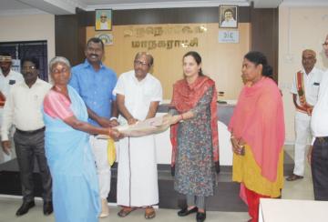Diwali-Festival-Nellai-Mayor-gifts-to-sanitation-workers