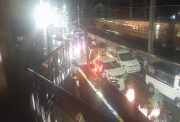 traffic-congestion-due-to-vehicles-parked-on-junction-railway-peedar-road-due-to-flood-fears